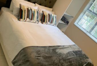 BRIGHT&MODERN NGWEKAZI has Balcony rooms