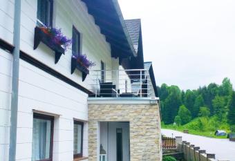 Villa Fortuna Natur allows 18 year olds to book a room