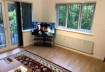 Oaklawn serviced apartments has Balcony rooms