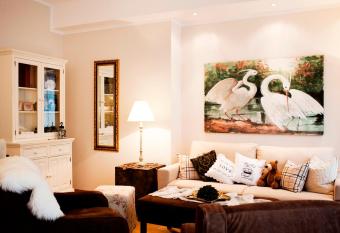 Schottennester Schlafen an der Kr  merbr  cke has Balcony rooms