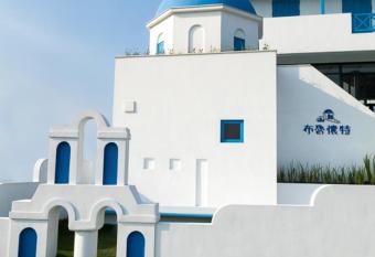 Blue White has Balcony rooms