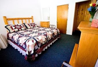 Bear Creek Lodge has rooms with a private hot tub