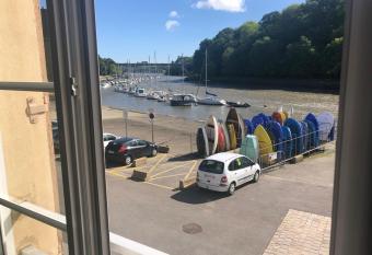 studio vue sur le Port saint Goustan class   3   toiles! allows 18 year olds to book a room