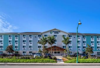 WoodSpring Suites Naples West allows 18 year olds to book a room