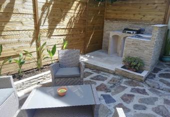 Appartement T2 Rez de villa proche bord de mer allows 18 year olds to book a room