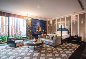 Mulan Motel has rooms with a private hot tub