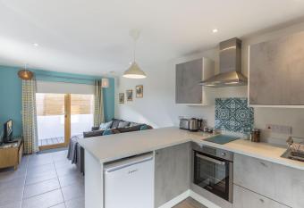 Stones Throw Studio Apartment Bude Cornwall allows 18 year olds to book a room