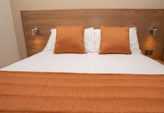 Eagle Hotel Luton Airport allows 18 year olds to book a room