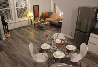 DaVel DeLuxe Three - downtown Orillia has Balcony rooms