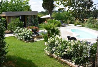 Timazen Lodges Agen Sud allows 18 year olds to book a room