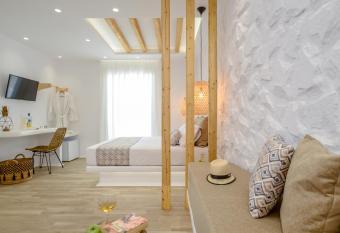 Naxian Spirit Inn has rooms with a private hot tub