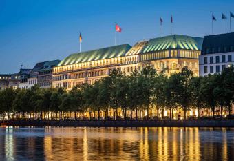 Fairmont Hotel Vier Jahreszeiten, Hotel des Jahres 2023 & 2024- Die 101 Besten has Smoking/Balcony rooms