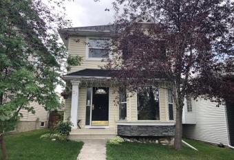 Hidden valley treehouse home! allows 18 year olds to book a room