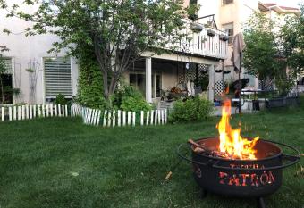 Hamptons Rose garden family! allows 18 year olds to book a room