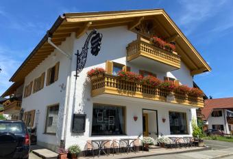 G  stehaus u Ferienwohnungen Veronika incl Fr  hst  cksbuffet und K  nigsCard mit 200 kostenlosen Attraktionen allows 18 year olds to book a room