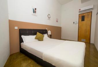 SPOT ON 89805 The Traveler Home allows 18 year olds to book a room