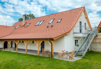 Apartm  ny Jedovary allows 18 year olds to book a room