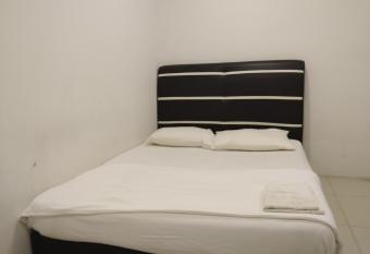 OYO 89792 Hamriz Hotel allows 18 year olds to book a room