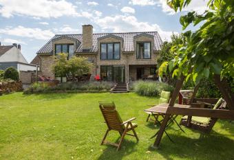 Sch  nste Lage am Rhein in unmittelbarer Stadtn  he, B & B has Balcony rooms