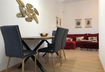 APARTAMENTOs IGLESIA DE SANTIAGO allows 18 year olds to book a room