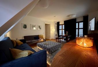 Modernes Apartment an der Frauenkirche allows 18 year olds to book a room