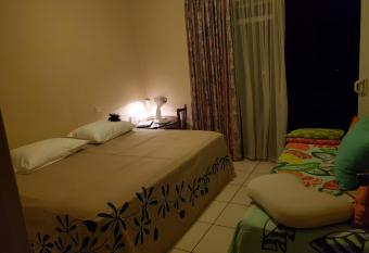 Private Room in our Home Stay by Kohutahia Lodge, 7 min by car to airport and town allows 18 year olds to book a room