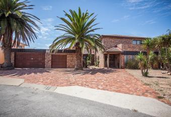 Bluewater Bay Vakhusi on 7 Joycelyn has rooms with a private hot tub