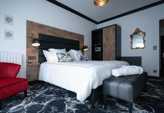 H  tel du Barry Resort & Spa has rooms with a private hot tub