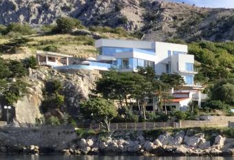 Shimmer & Shine has Balcony rooms