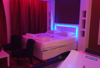 SPA Celyna appartement avec jacuzzi privatif has rooms with a private hot tub