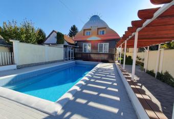 Sole Mio Kula allows 18 year olds to book a room