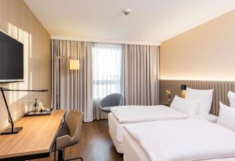 NH Hamburg Altona allows 18 year olds to book a room