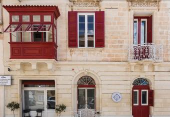 Two Pillows Boutique Hostel allows 18 year olds to book a room