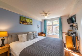 WindTower Resort - 1 Bed Hotel Room 166 allows 18 year olds to book a room