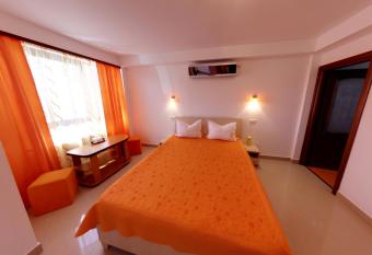 Pensiunea Casa Beatrice has rooms with a private hot tub