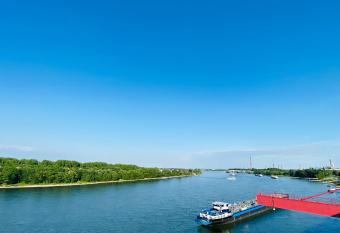 Hotel am Rhein allows 18 year olds to book a room