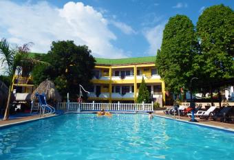 Hotel Campestre Villa Yudy allows 18 year olds to book a room