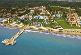 Bellis Deluxe Hotel has rooms with a private hot tub