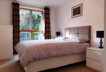 Stylish Wembley Stadium and SSE Arena Apartment, London has Balcony rooms