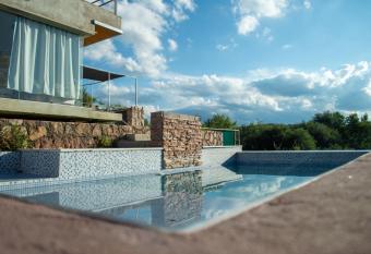 Casa en Carlos Paz con pileta allows 18 year olds to book a room