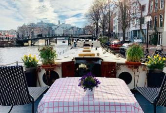 Romantic Houseboat has Balcony rooms