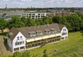 Hotel F  hrhaus km734 allows 18 year olds to book a room