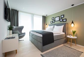 Business Hotel Maier - kontaktloser Check-in allows 18 year olds to book a room