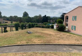 Appartement Grimaud bord de mer has Balcony rooms