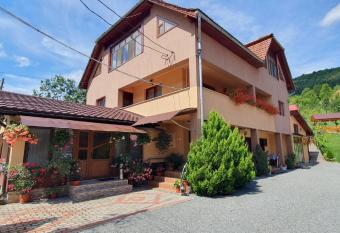 Pensiunea Apuseni has Balcony rooms