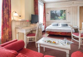 H  tel Restaurant Le Bristol has Balcony rooms