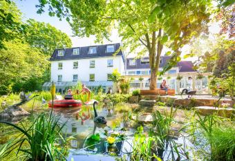 Gartenhotel Fettehenne allows 18 year olds to book a room