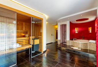 Hotel Heide Kr  pke has rooms with a private hot tub