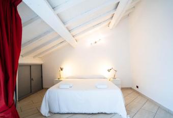 V12 Apartments - Vittoria 12 has Balcony rooms