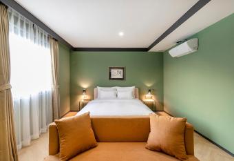 Hotel Yaja Gimhae allows 18 year olds to book a room